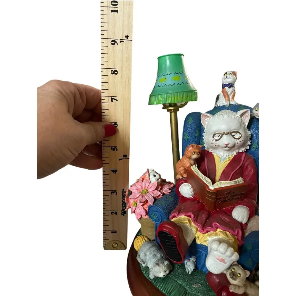 Cat reading to kittens Christmas - Picture 4 of 6